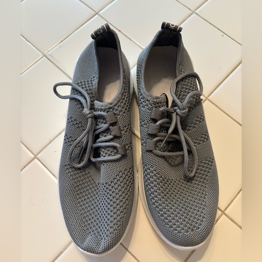 Gray women’s Athletic walking running sport shoe sneakers size 6.5 travel school